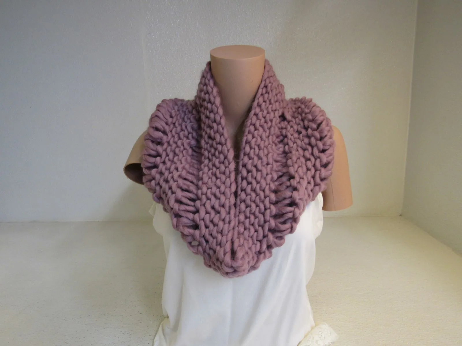 Handcrafted Cowl Dusty Rose Drop Stitch Super Bulky 100% Merino Female Adult -- New